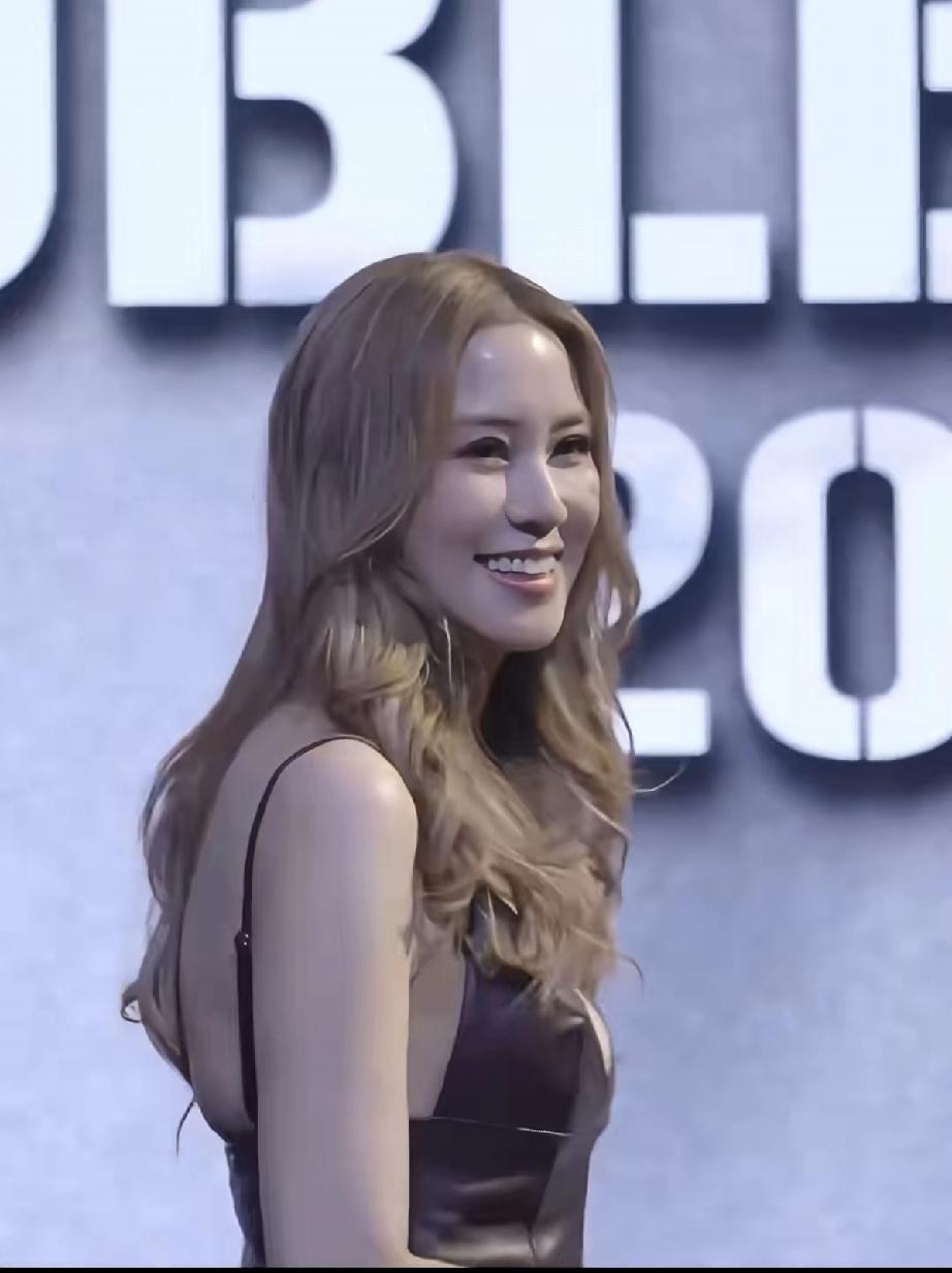 3月28日，徐子淇露面参加时尚活动，个子好高，稍微有点小肚腩，眼袋也有点重，但整