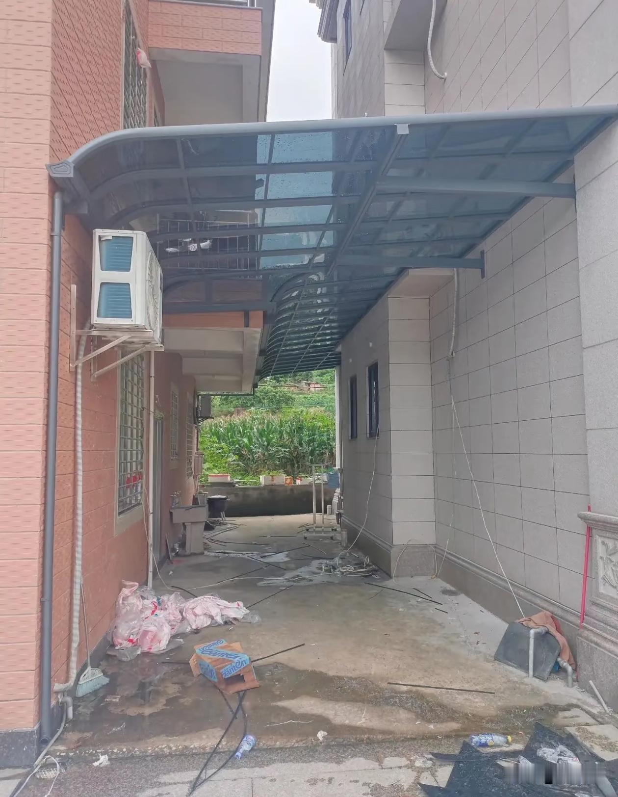 装这个雨棚，邻居是怎么同意的？