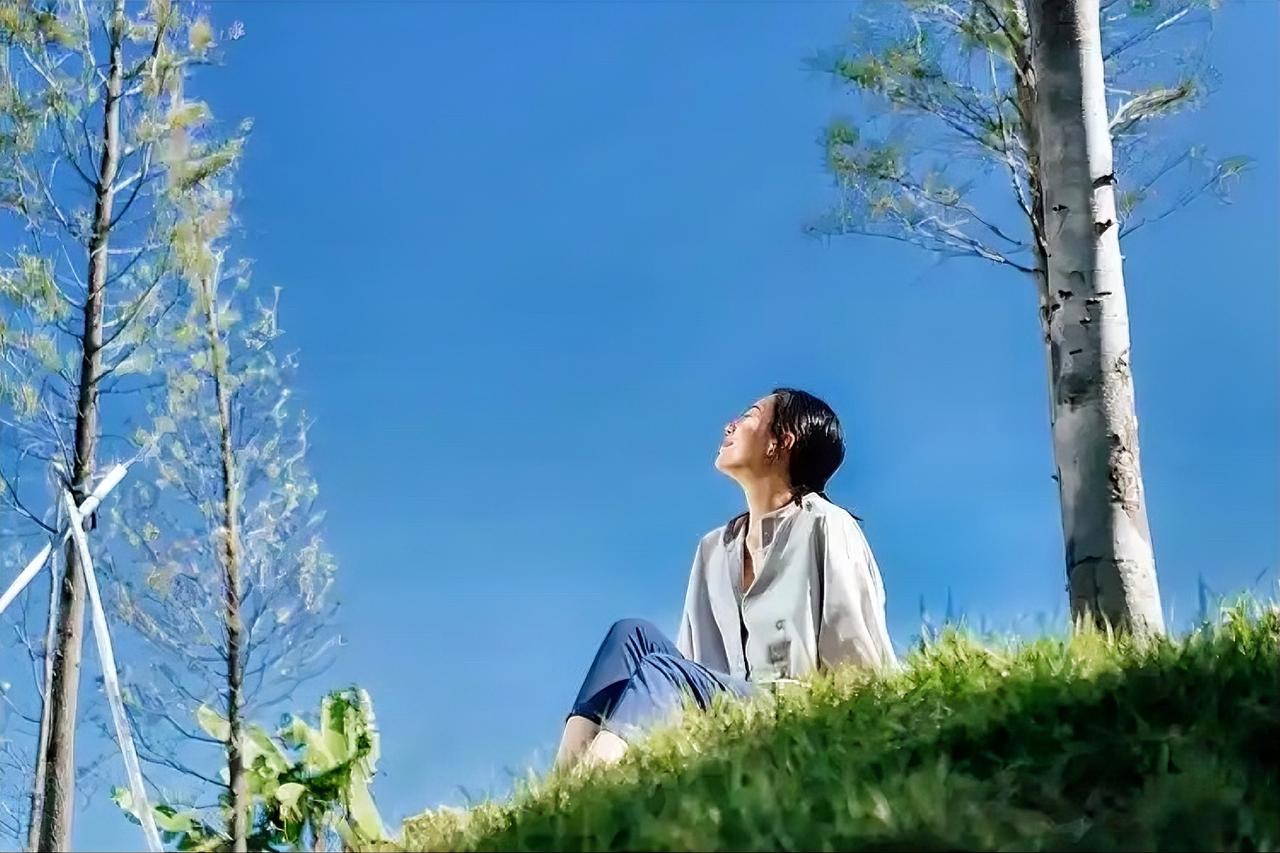 你越放松，结果会越好。你越紧绷，结果会越糟。你越松弛，反而你会越顺。你越想掌控，