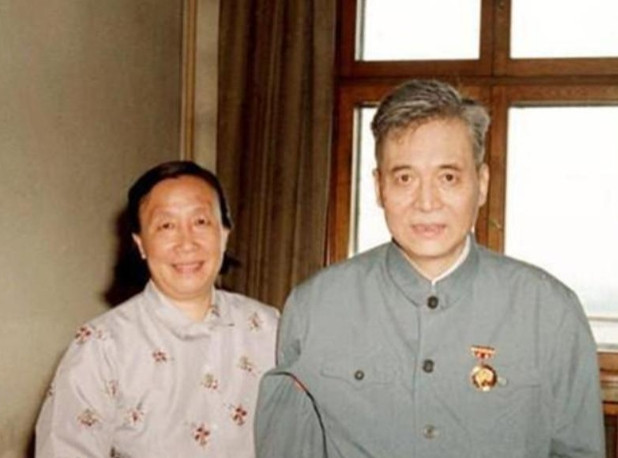 1986年，躺在病床上的邓稼先，在生命的最后时刻，联合于敏向中央提出一份建议书，