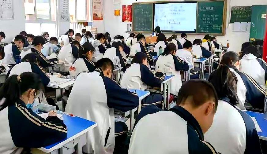 很多孩子一到初中就开始掉队，真不是突然变差了，而是小学阶段那些坑，早就埋好了。