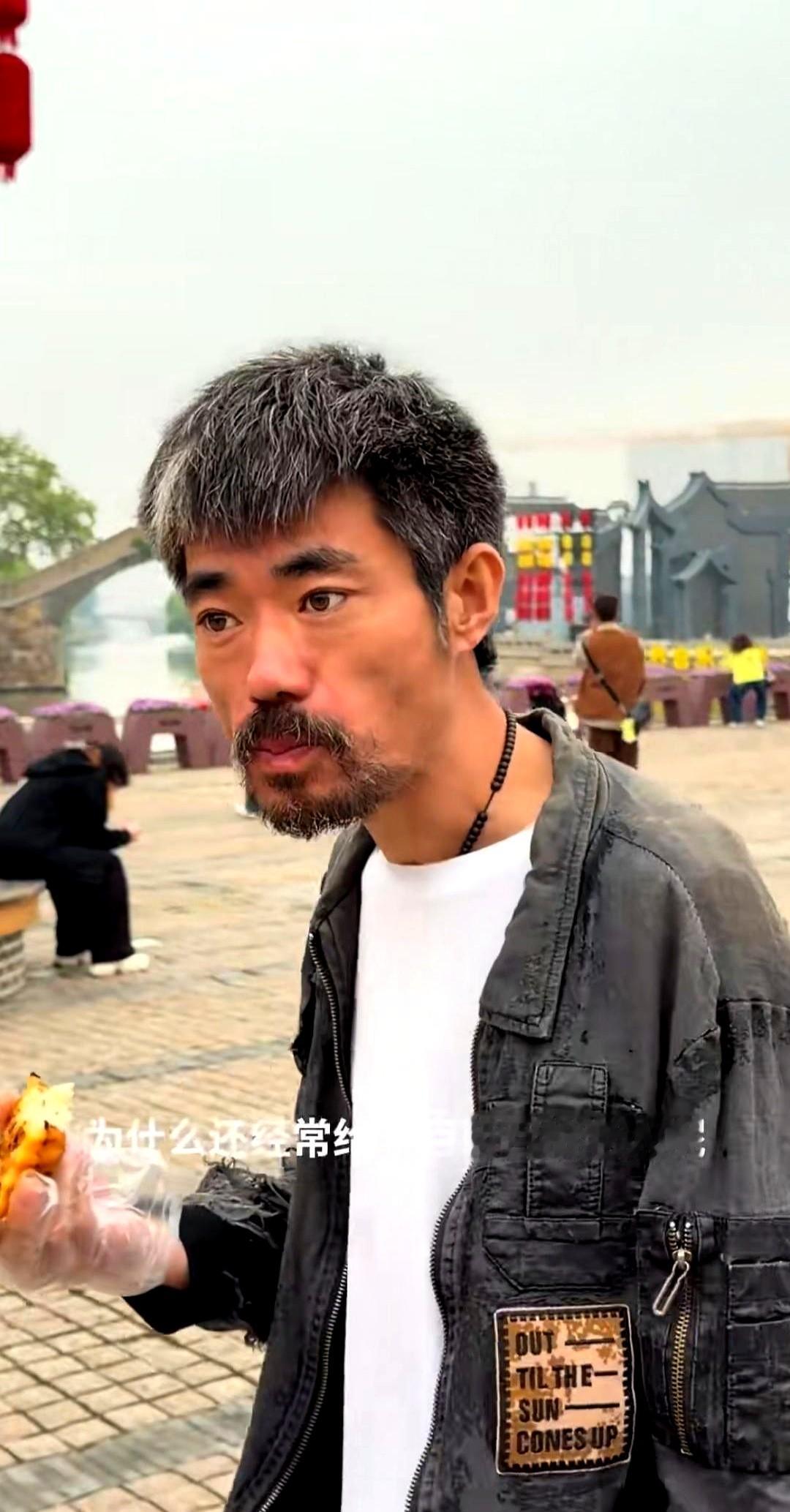 富二代去码头搬砖，图啥？这个叫阿四的博主，真让人看不懂。有人扒出他去年还在码