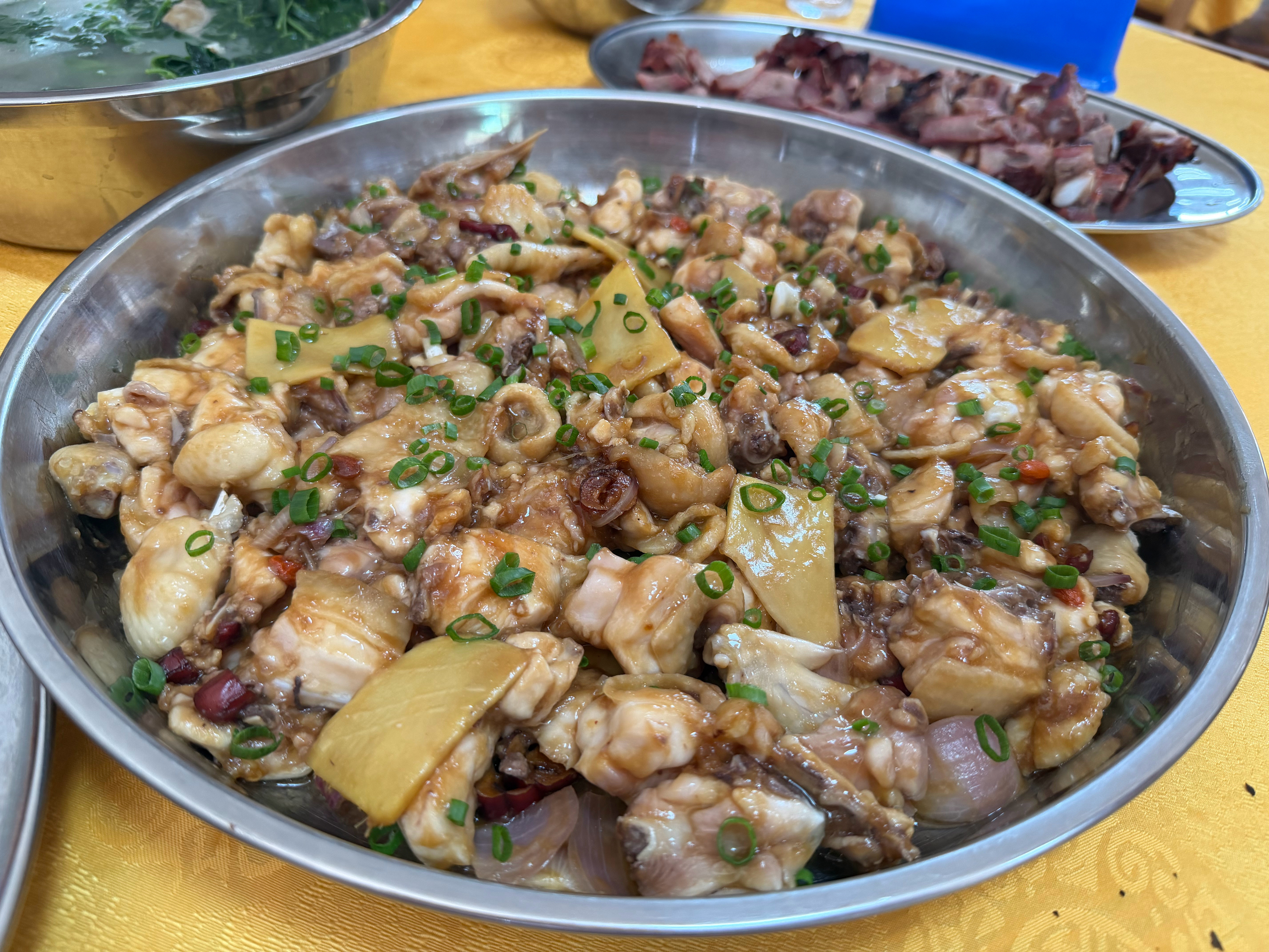这个广式蒸鸡还不错，肉嫩味足，这么一大盘才68，不算贵吧