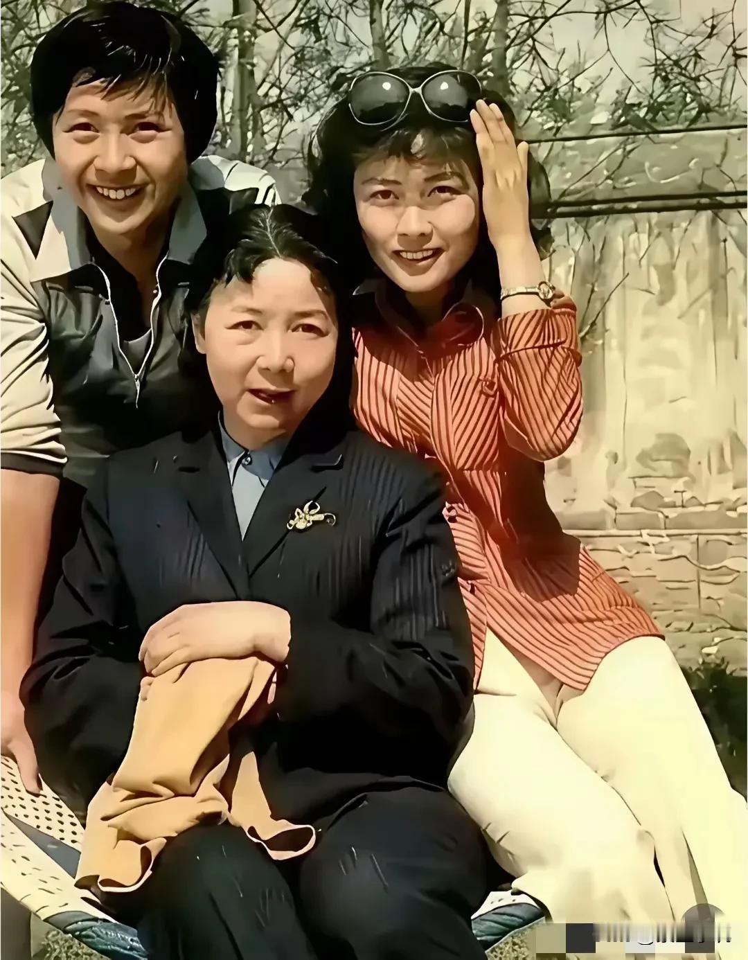 中间这位，认识她的人有许多，但能一眼认出他仨的，年纪至少得有50+了。
