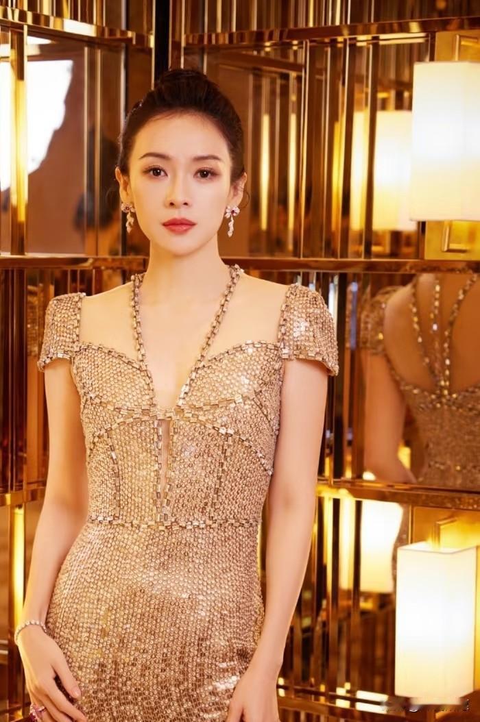 章子怡这波操作，堪称“育儿界的高手过招”！当初离婚时果断先要儿子，众人还纳闷