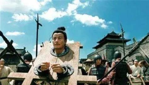 1403年秋，官员刘固全家被押赴法场处决，当刽子手的鬼头刀斩下八十岁刘母头颅时，