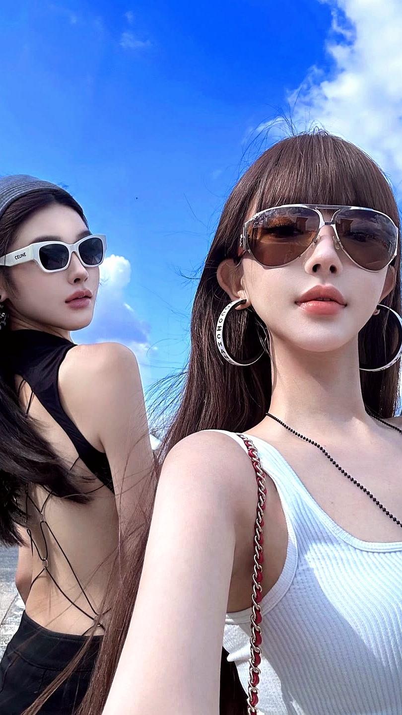 赛车手的职业素养就是，像大姐大一样，帅气靓丽...最酷女车手