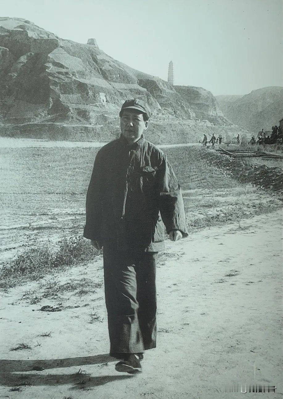 毛主席在长征中展现的不仅是战略智慧，更有与士兵同甘共苦的担当。1935年过草