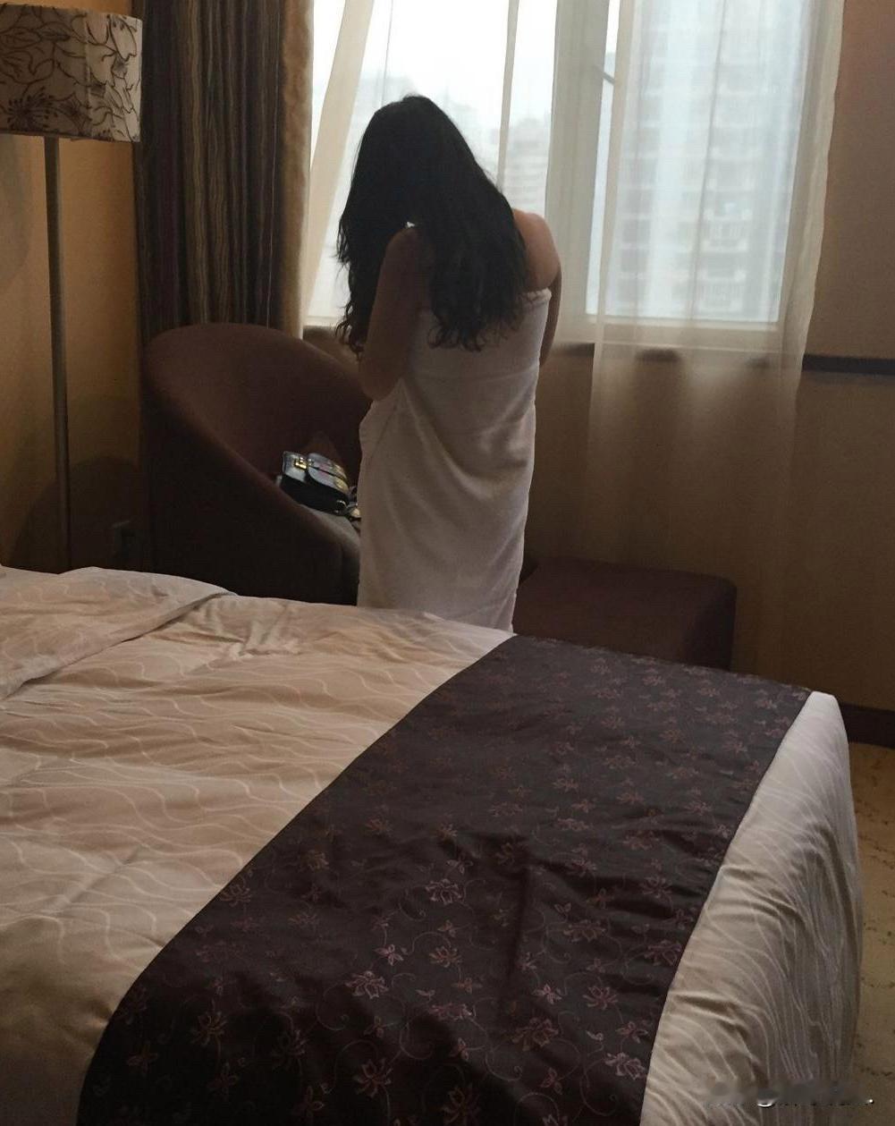 云南昭通，女子住酒店，洗完澡后，上身赤裸着坐床边休息，突然房间门被刷卡打开，一个