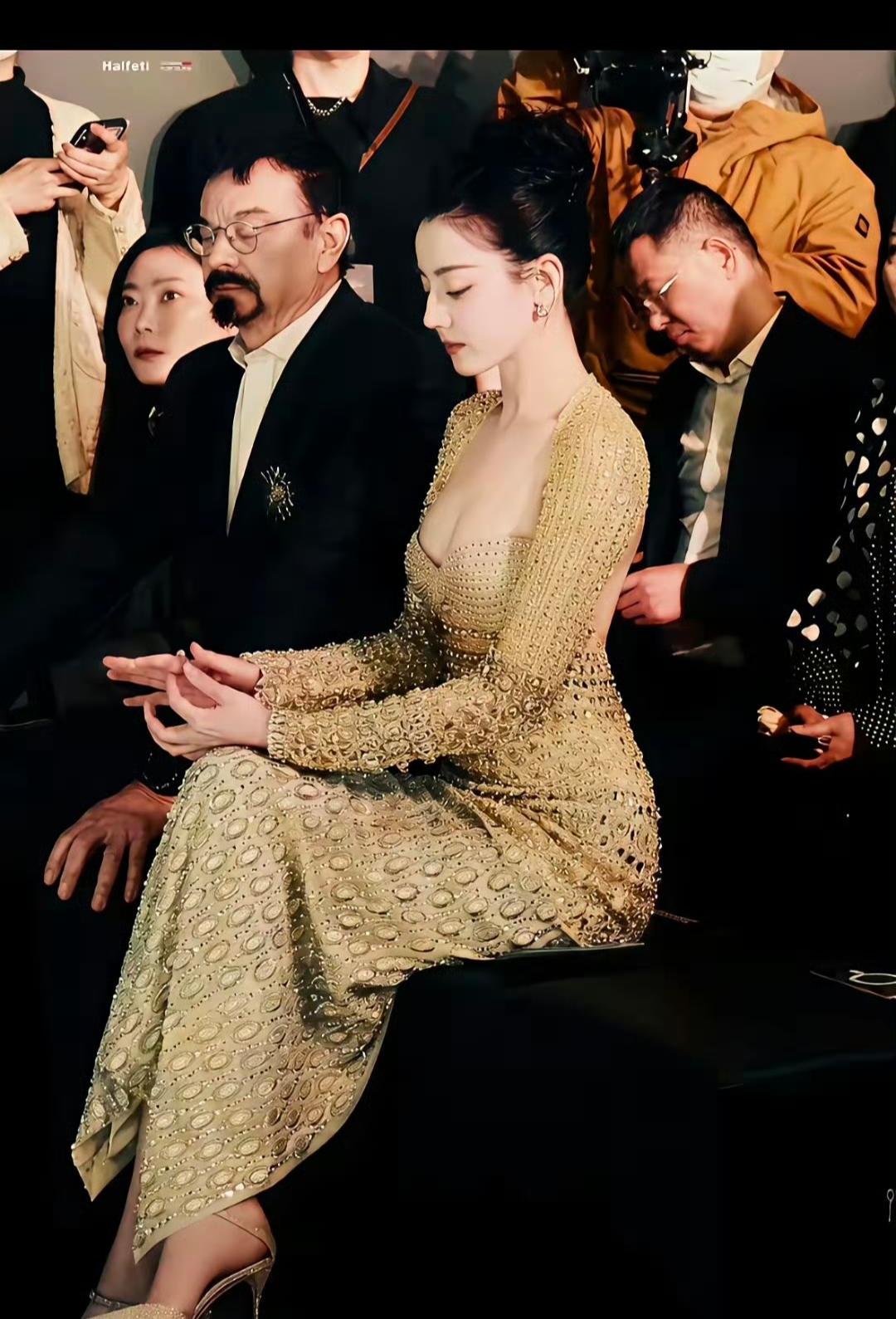 几张可以封神的照片，真的可以说是美若天仙了！她美成这个样子如果不火，真的有点说