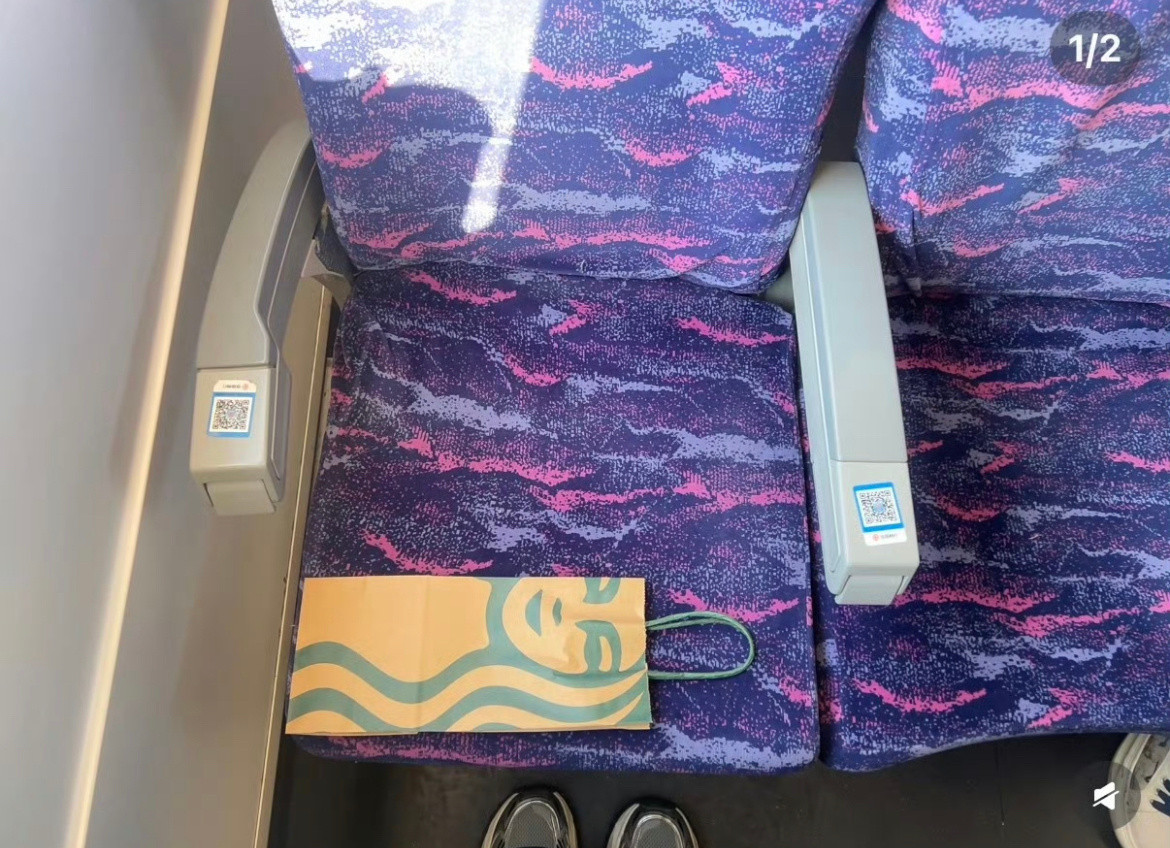 高铁B座宽一些第一次知道B座位要宽一些诶，那这么看来F位才是宝座啊，俗话说“长途