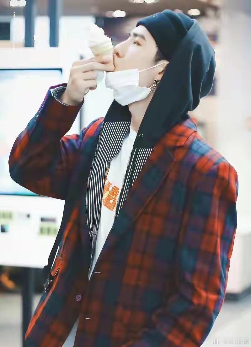 家人们！今天的娱乐速报绝对让你们笑到拍大腿——咱娱乐圈出了个“反向凡尔赛”大师，