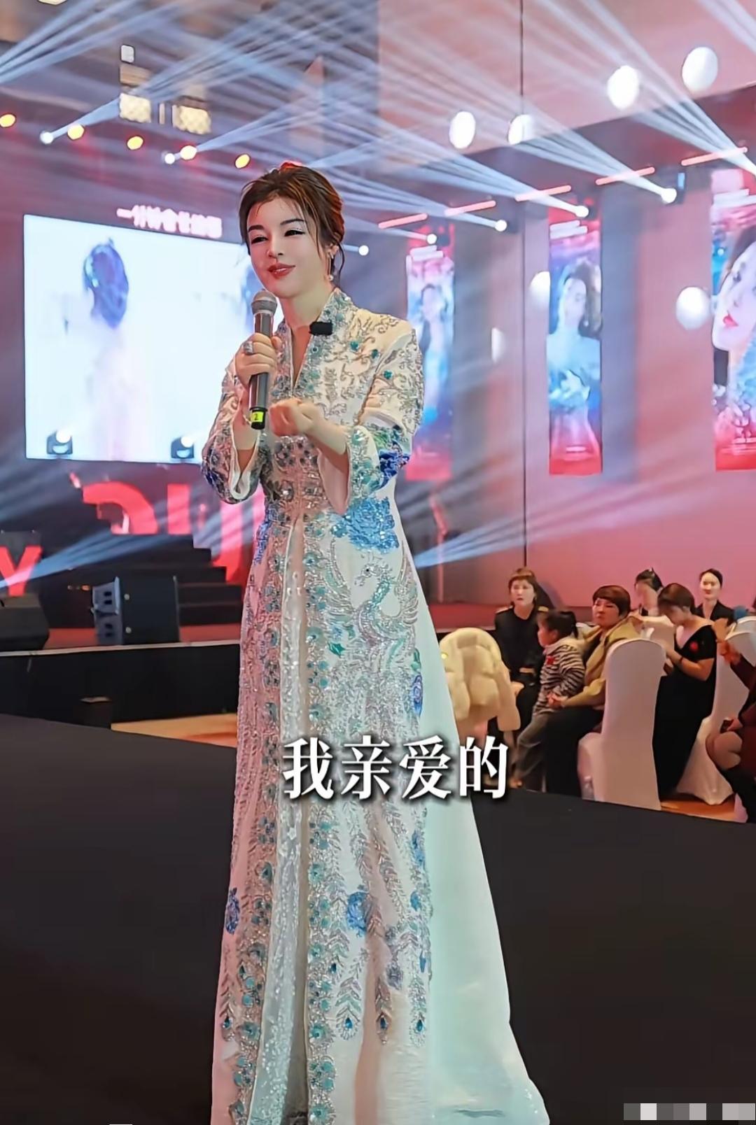 于文红现任小男友一口一个“亲爱的＂的叫着于文红，还说他很干净，听着真让人头皮发麻