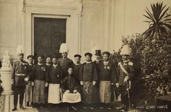 1901年，年仅十八岁的载沣在面对德皇要求下跪参见的无理要求时，并没有胆怯，反而