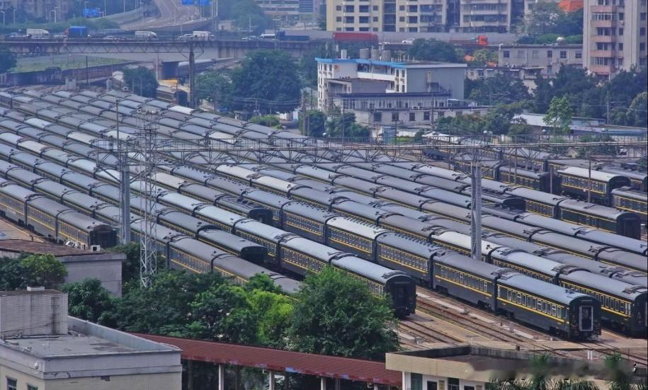 铁路广州客技站。在普速铁路时代，广州火车站每天要发出上百趟旅客列车。这些客车车底