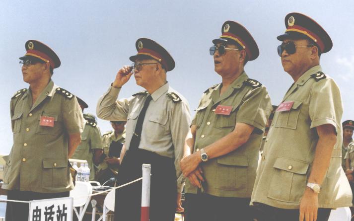 1993年9月，军委副主席刘华清视察广州军区。左二是刘华清上将。左三是张万年，当