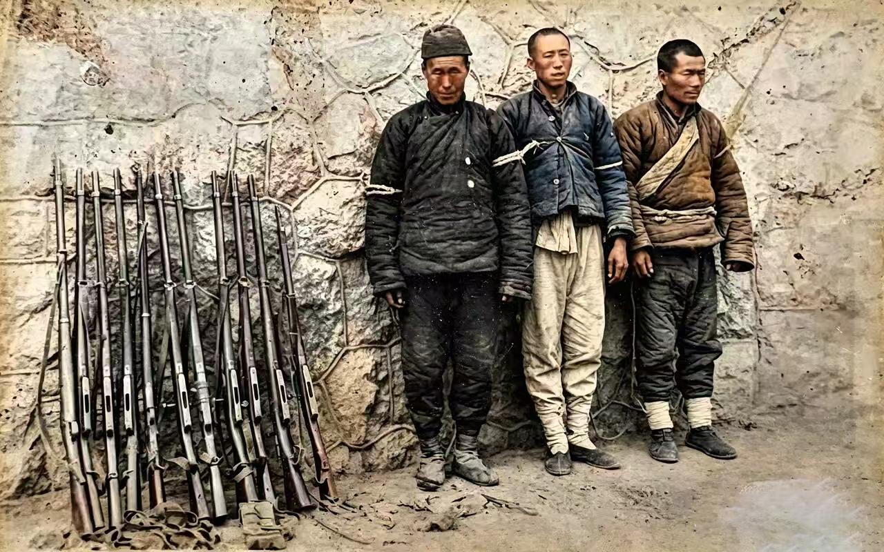 步枪成排，俘虏并立。郯城悍匪徐大鼻子落网后的这张留档照，藏着那个乱世最扎心的生存