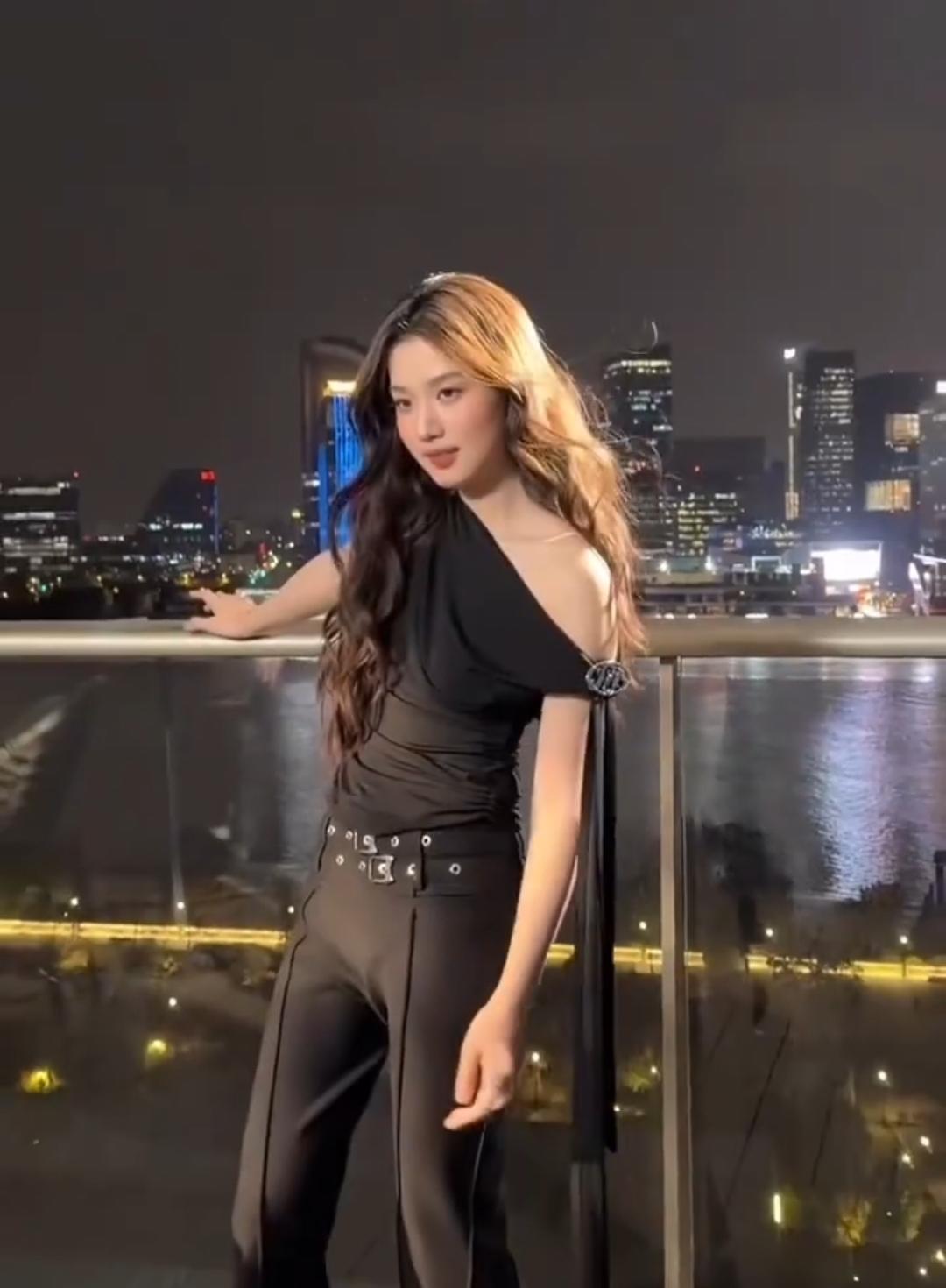 女明星不愧是女明星，卢昱晓直播的时候不开美颜，状态就这么好。虽然脸型不是那种网