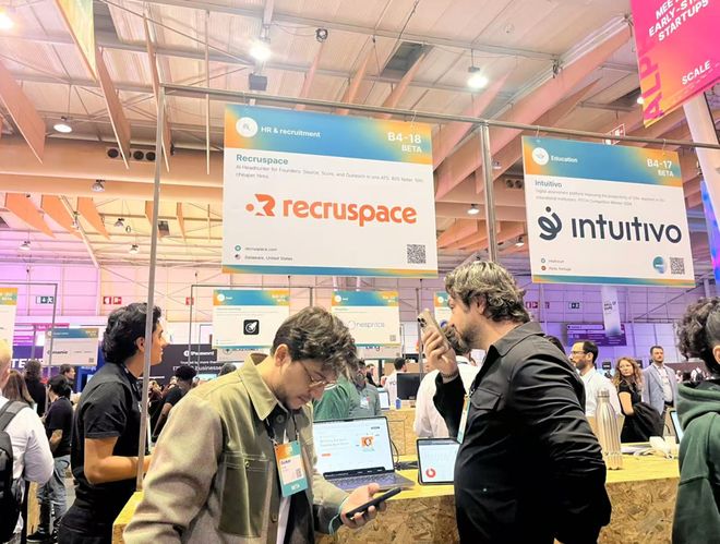 在全球最大的科技峰会现场, 他们用DeepSeek养出迷你“独角兽”