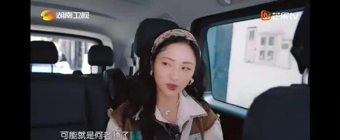 在《中餐厅》节目里，#何炅是沈月阿拉伯语唯一人脉#这一话题超有趣！当沈月遇到沟通