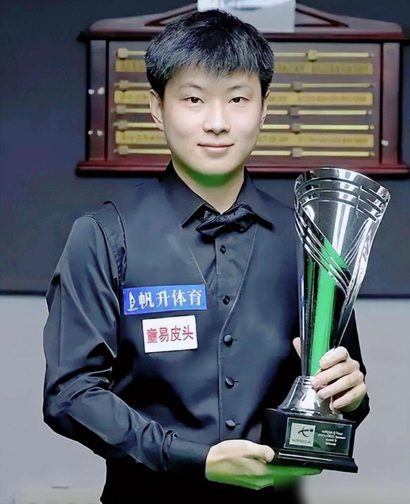 从被禁赛的泥潭里直接蹦到世锦赛领奖台，这种爽文剧本赵心童居然真给演活了。这位