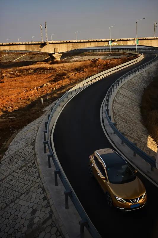 北方冬天开电车，这几个注意事项可得牢记。续航是大问题，低温下电池活性降低，像