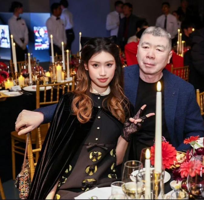 近日，冯小刚带着养女徐朵出席时尚芭莎活动，19岁的许朵穿着贵气的黑色皮草大衣，一