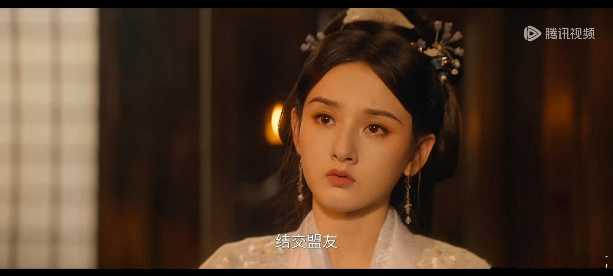 这个造型显得小孩感好强​​​
