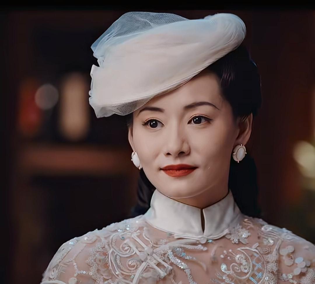褚韶华来到上海，被星探盯上，邀请她去拍电影。褚韶华本来不想去，可是无意中看到报