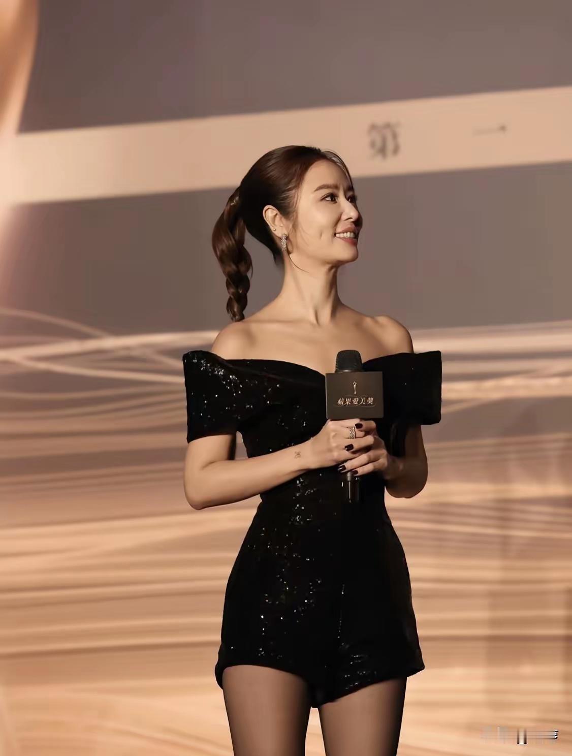 哦哟！这侧脸真是绝美！这真的是49岁的林心如吗？感觉就像吃了“防腐剂”似的，怎