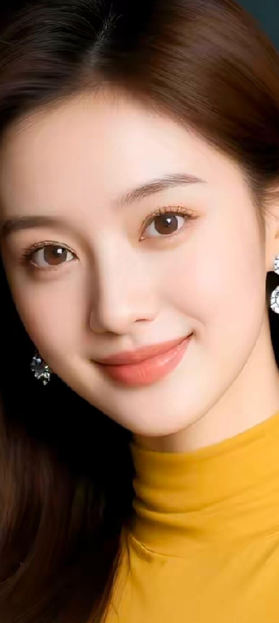 温柔甜美的微笑，黄色上衣搭配闪亮耳环，元气满满的一天！😊✨