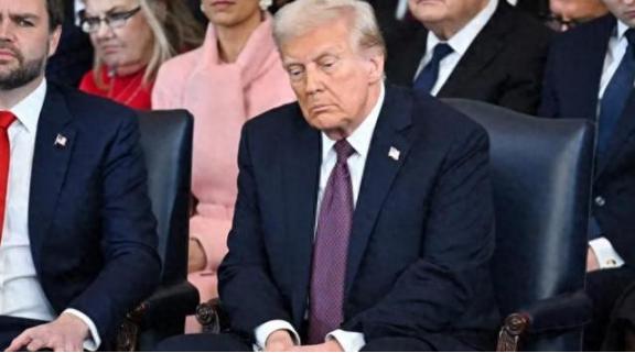 美国对中国的关税威胁装不下去了！主动向中国示好了，关税一降，美国向中国要的订单暴
