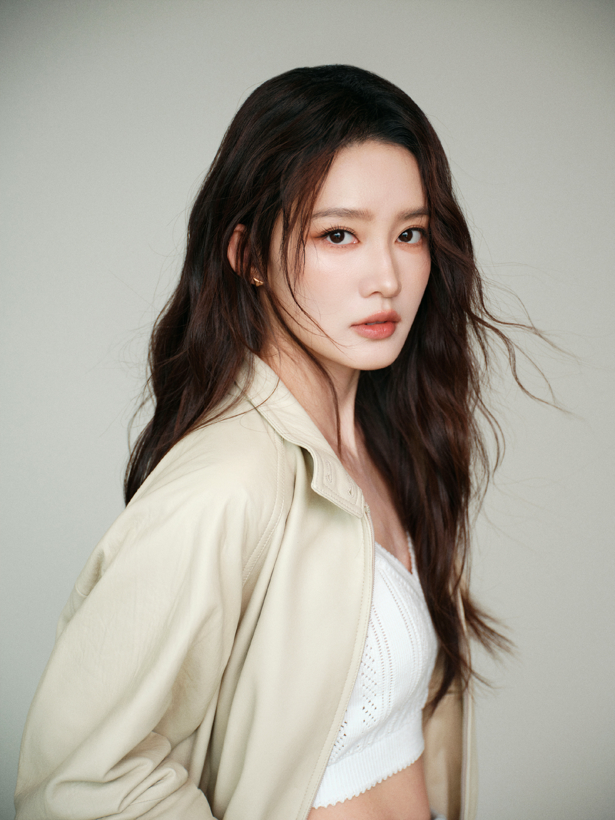 1.李沁手上现在除了那部大女主古装剧《一纸千金》，还有一部年代剧正在接触。2.肖