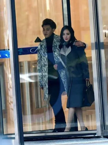 我天呐！这画面简直让人惊掉下巴，竟然没看出来黄子韬抱着的人是谁！她的容颜明媚大气