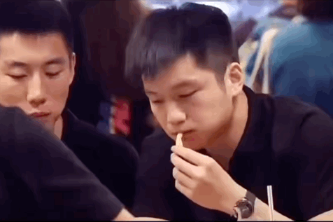 樊振东厨综首秀一饭封神🏓赛场封神，饭桌也封神！樊振东厨综首秀曝光，沉浸式干饭画