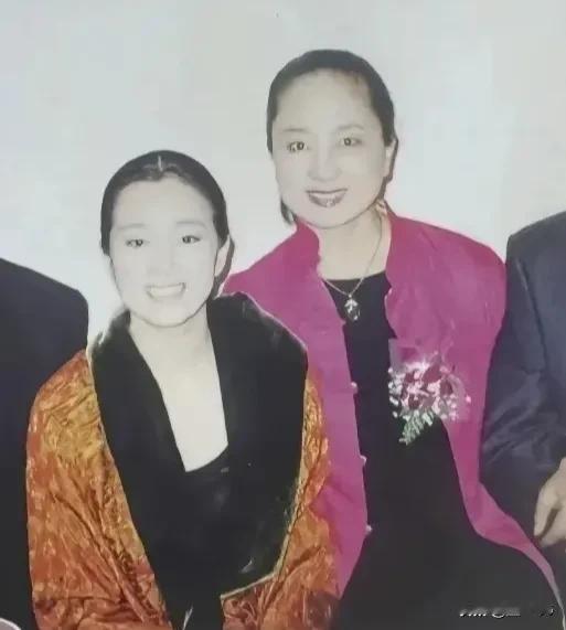 张金玲跟巩俐差不多是两代影星了巩俐大红的时候张金玲已经很少拍电影了可好像她们