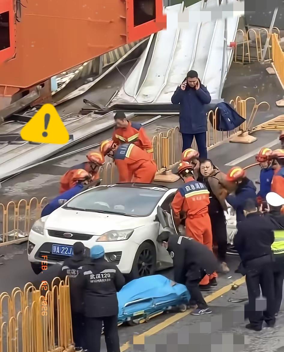 武汉龙门吊倒塌，砸中一辆行驶中的汽车后排，消防员到达现场，先对前排进行了破拆，司