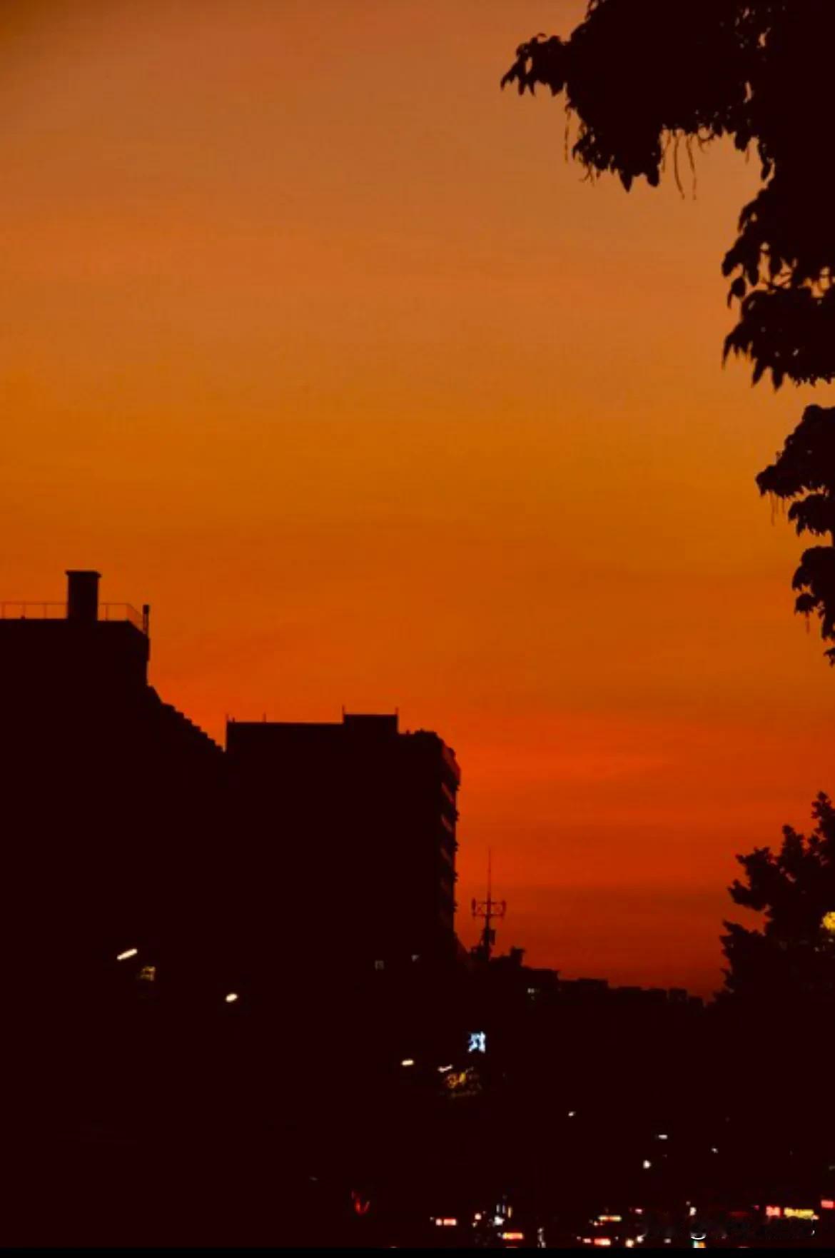 人到中年才慢慢懂得，生活从来都是泥沙俱下，万般滋味，皆是生活。累了，就歇歇