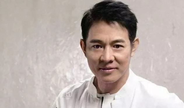2015年，向华强投资5个亿拍《封神传奇》，花费5000w邀请李连杰捧向佐，李连