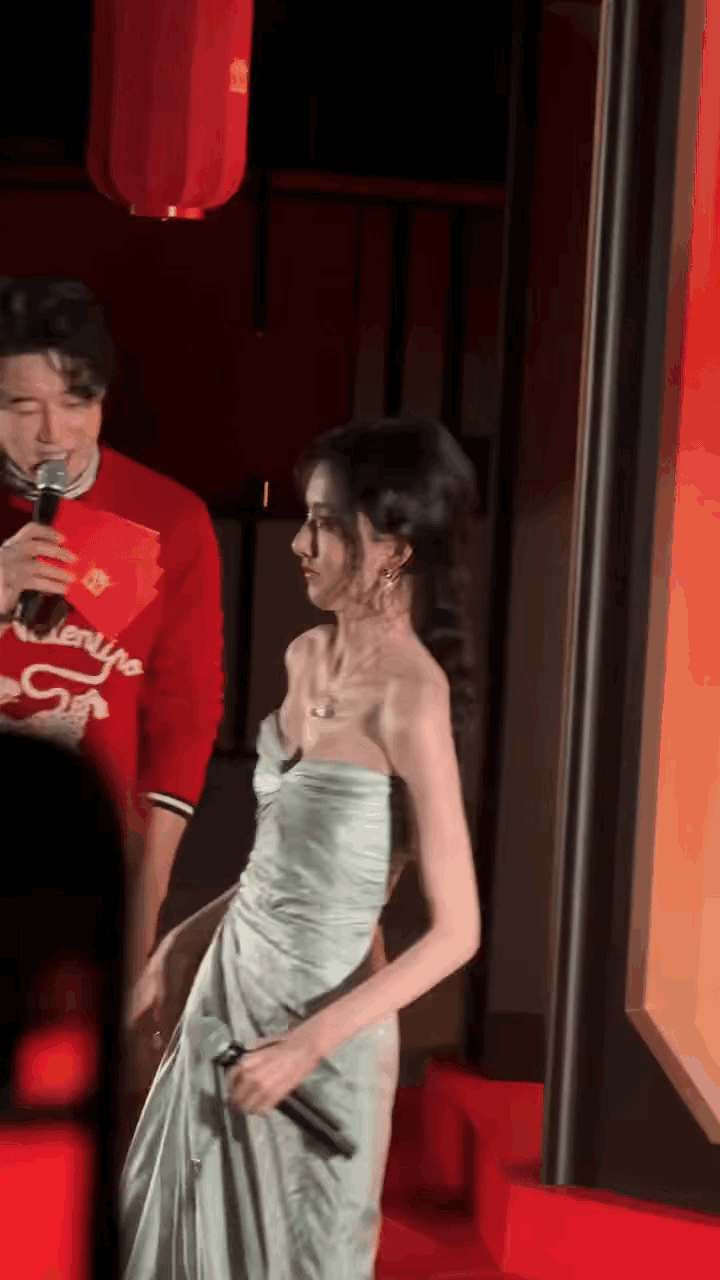 宋祖儿的健康状况让人堪忧瘦成了制片人，前胸贴后背，背也驼了，整个人都没啥精气神儿