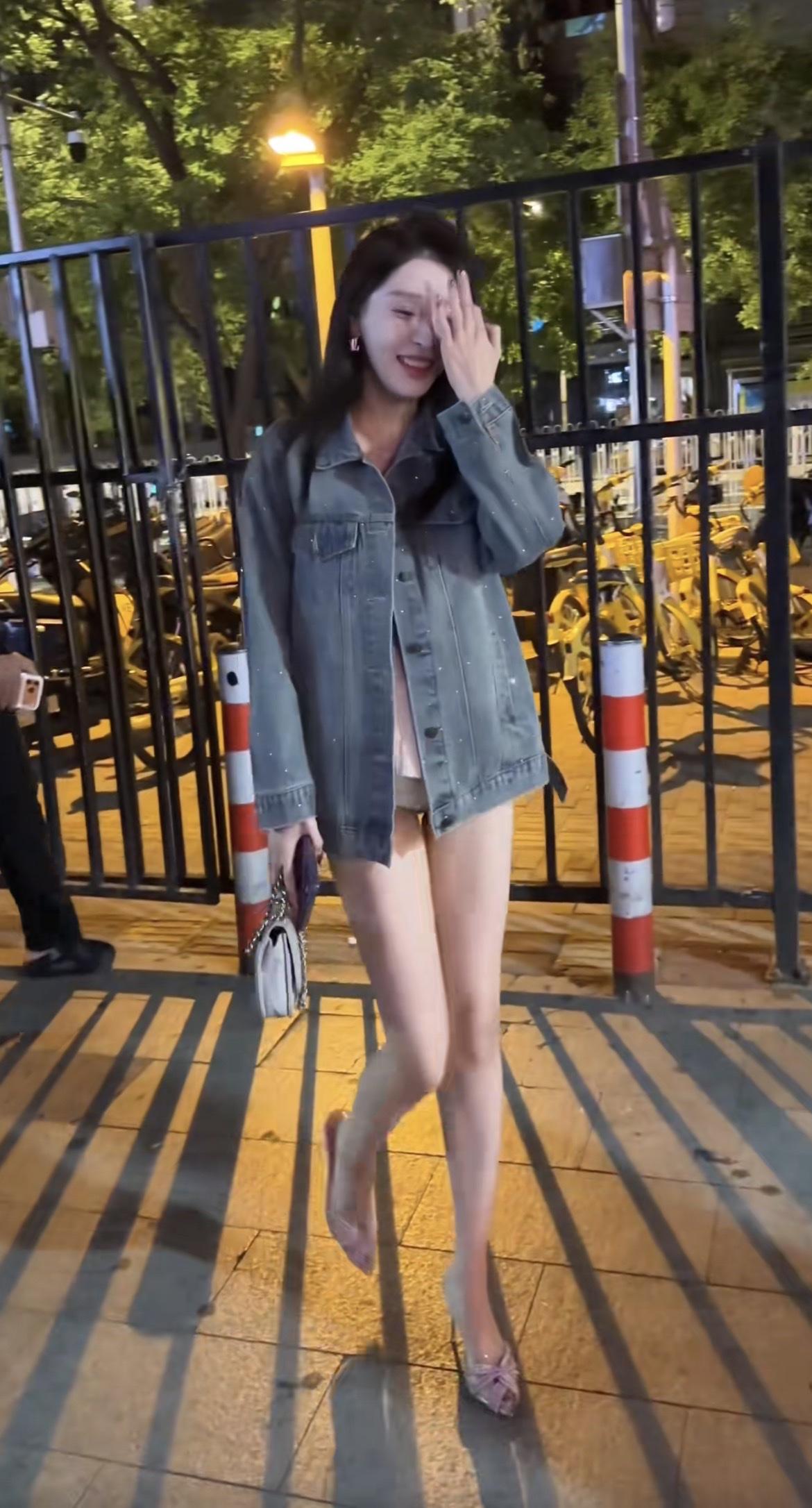 [吐舌头眯眼睛笑]