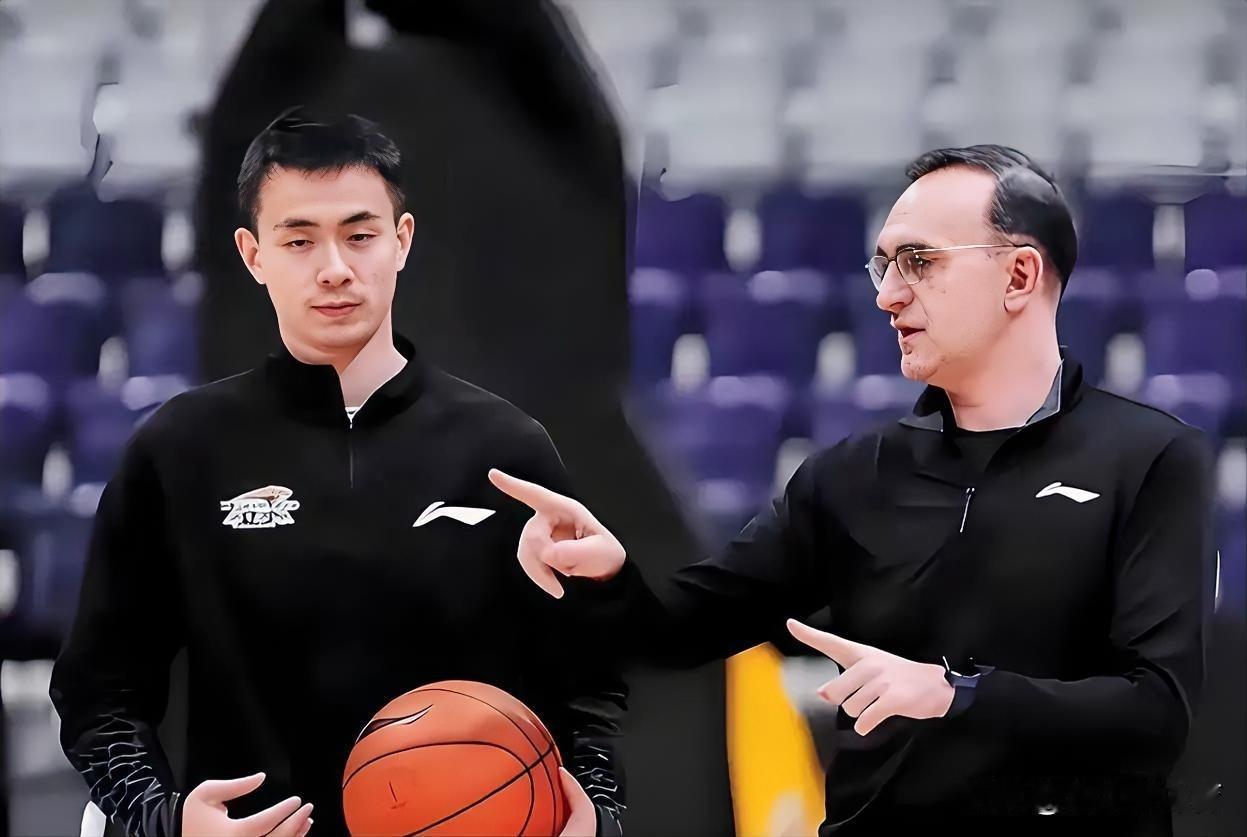 辽篮客战宁波队，乌戈，赵继伟密谋对策，能否取胜这点才是关键因素。辽篮新任主教练