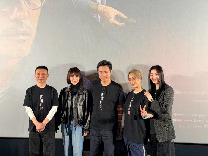 今天袁泉和宁静一起宣传新片，两位美女搭配的都很时尚，也都显得好年轻。袁泉里面