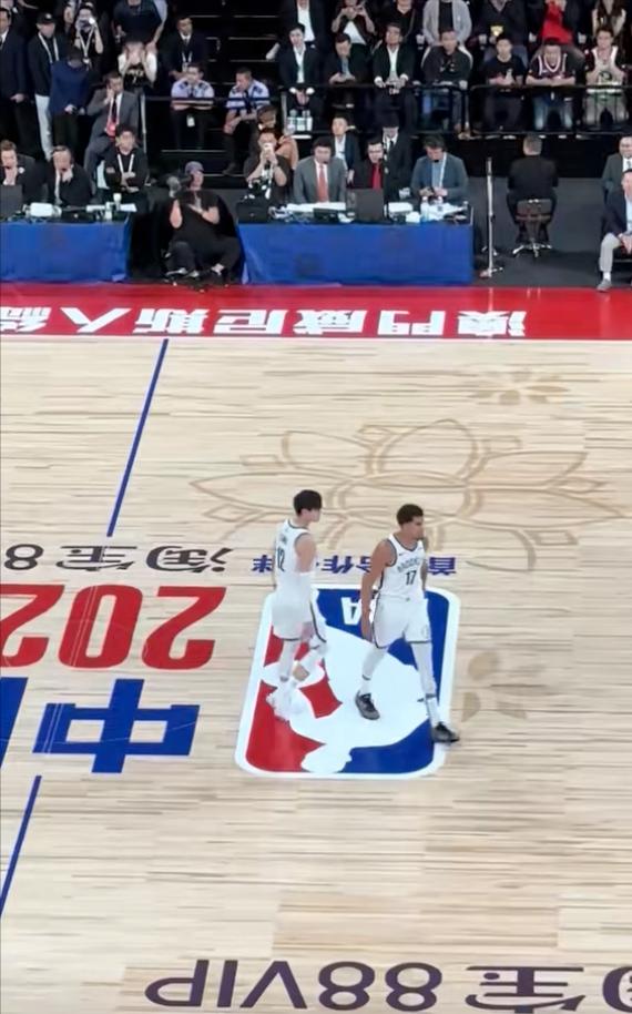 曾凡博在蓝网队前途未卜，nba中国赛姚明、林书豪都来给他加油。10月10日晚，n