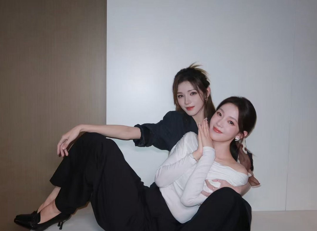 双生花同框即封神张予曦陈瑶牵手路透鲨疯全场！两张神颜贴贴，是视觉盛宴也是宿命感
