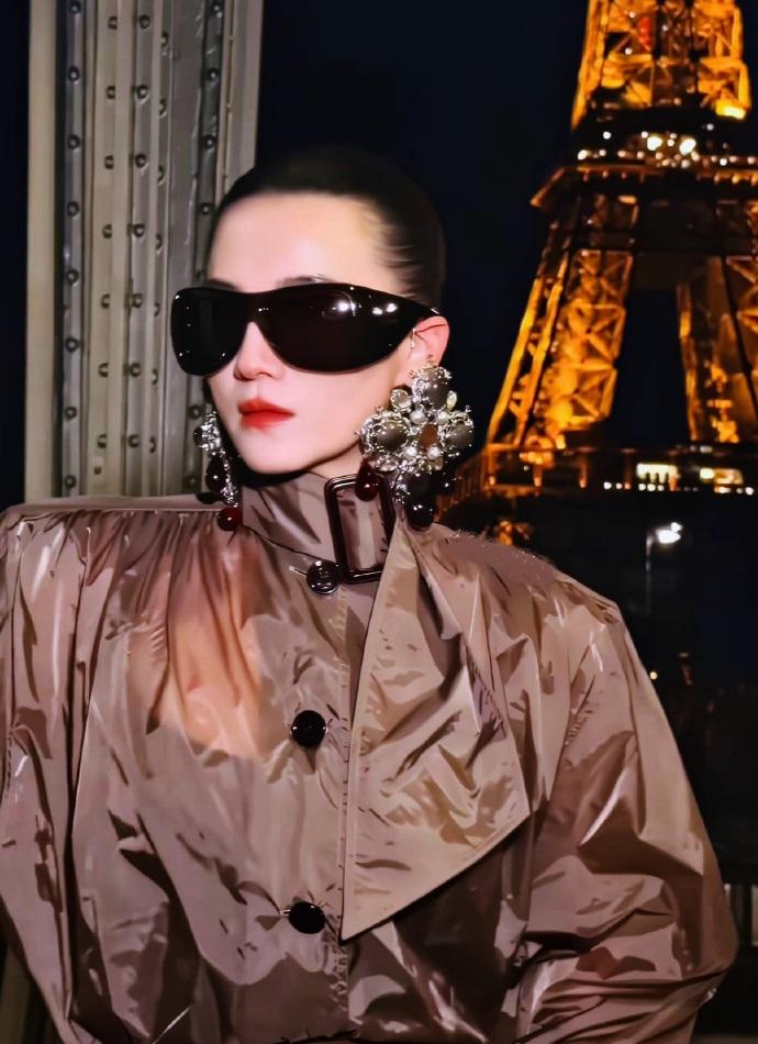 最近宋佳在巴黎出席时装周，她这次搭配的很有华丽感，看起来也极为年轻。宋佳上身