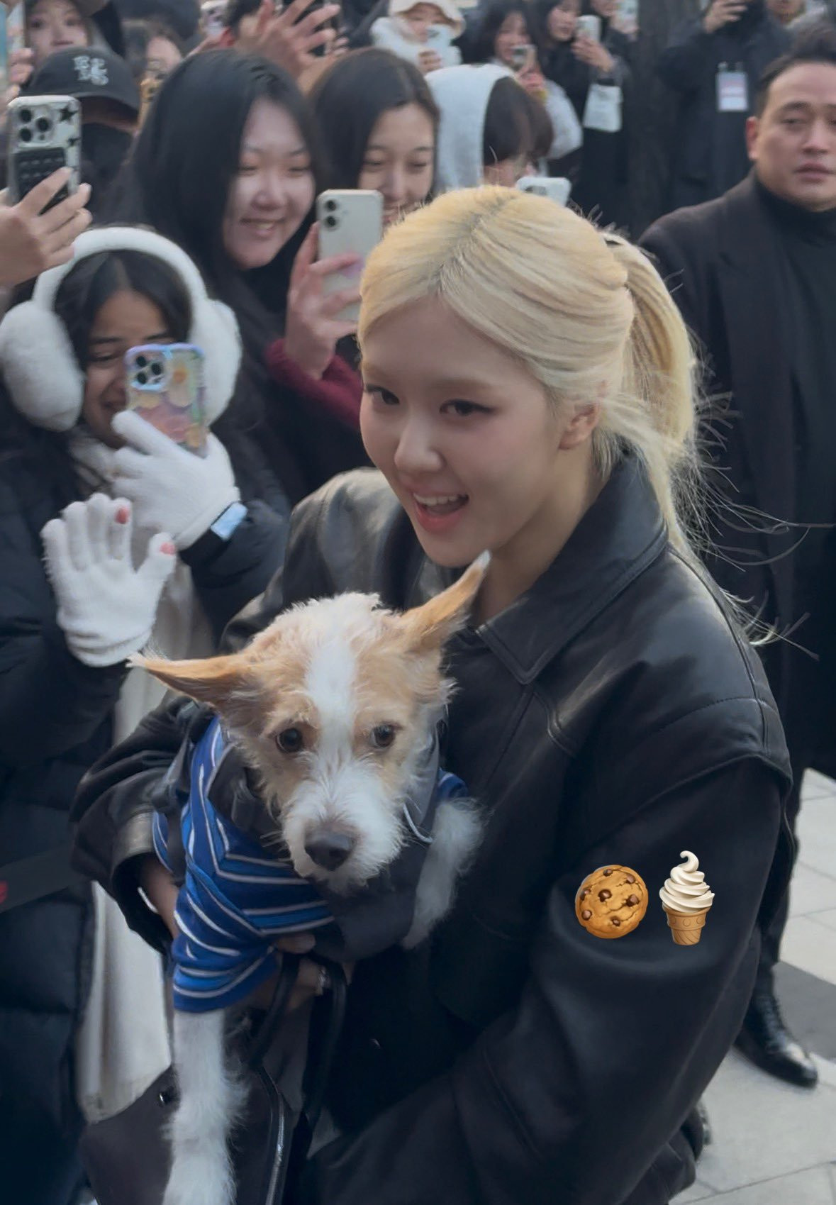 她真的。。。。太chou了。。。。。。。。浓妆都这样。。。无解了。。。真就浓妆