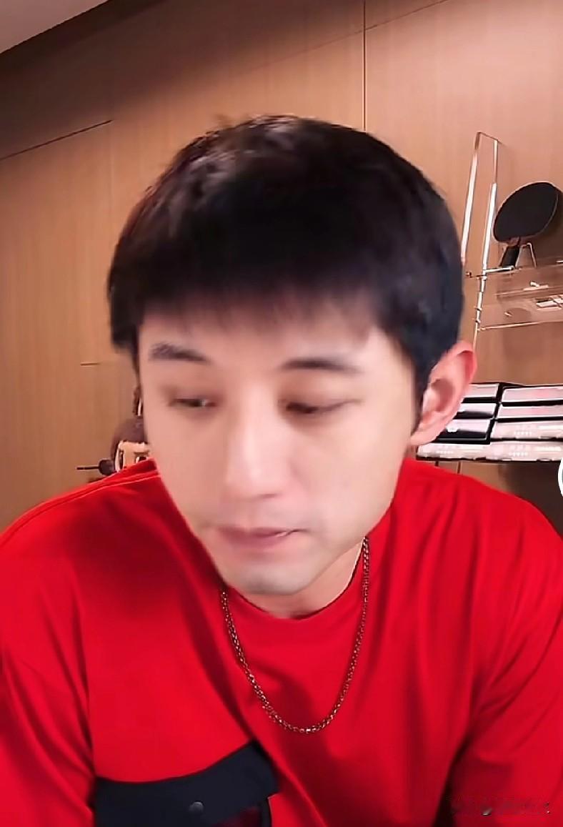 直播里有网友让张继科评价樊振东蝉联全运会男单冠军这事，他直接就说：“东哥还用评价