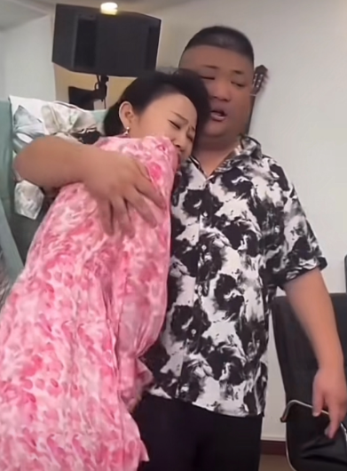 草帽姐李超这是在干嘛？让人看迷糊了！对于草帽姐和李超的事，相信很多网友也都曾在网