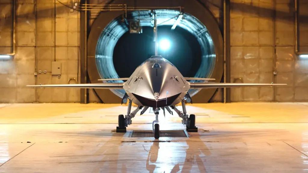 美国人创新能力持续下降，首飞了一款YFQ-44A“狂怒”无人机，作为未来“忠诚僚